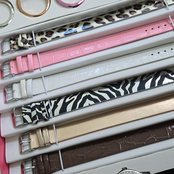 Hello Kitty watch set never used in box set 7 interchangeable straps Gift Set - Picture 3 of 10